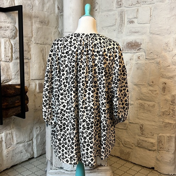 Hayden | Black&White Floral Button Up Blouse - Picture 8 of 9